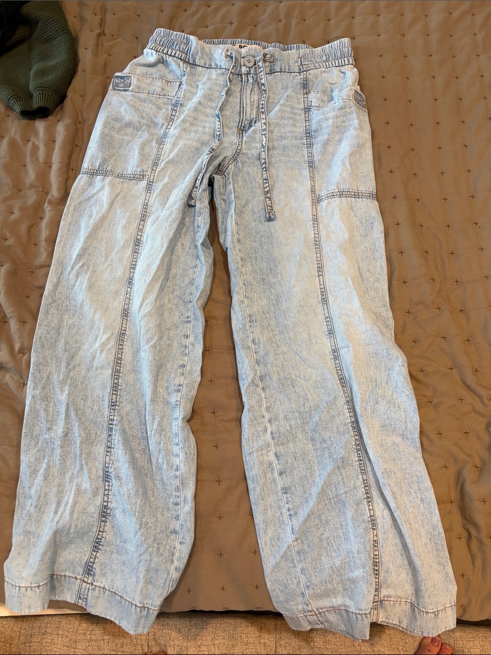 SO Women's Light Wash Relaxed Denim Jeans - Light Blue
